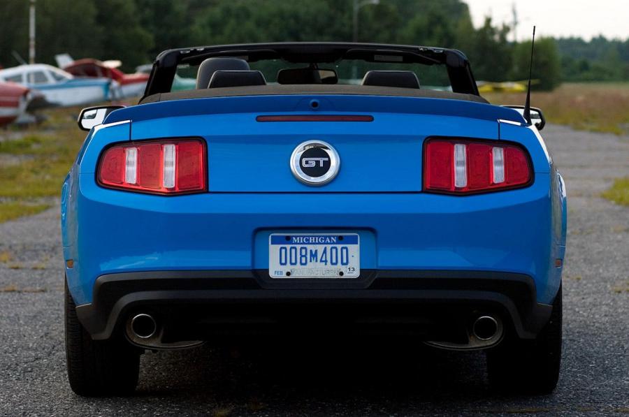  Ford Mustang GT Convertible 2011 года  (фото 8 из 47)